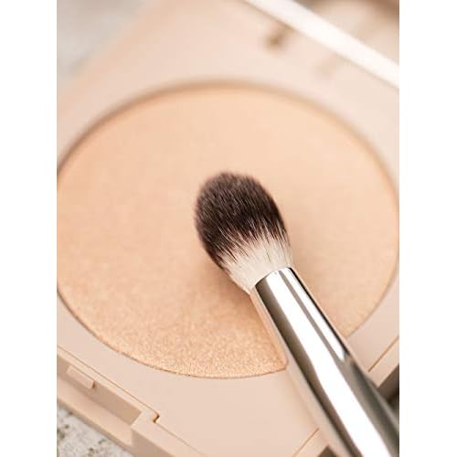ILIA - Blending Brush | Eyeshadow + Highlighter Brush Made with FSC Certified Wood, Aluminum, + Soft, Vegan Bristles | Expertly Crafted | Non-Toxic, Vegan, Cruelty-Free, Recyclable