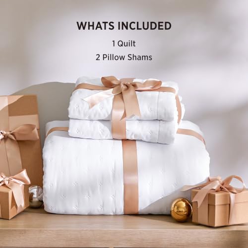 California King Quilt Bright White Clover Pattern Lightweight Bedspread - All-Season Coverlet, Ultra Soft, 111x106 Inches - Variation 01