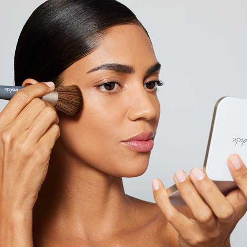 jane iredale The Handi Brush, Medium, Semi-Dense Complexion Brush for Controlled, Even Application of Powder Makeup, Vegan, Cruelty Free