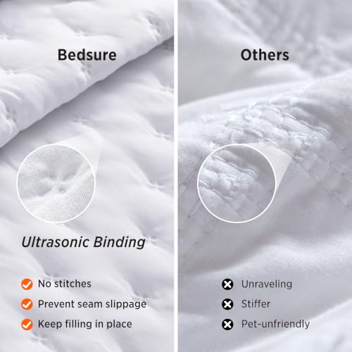 California King Quilt Bright White Clover Pattern Lightweight Bedspread - All-Season Coverlet, Ultra Soft, 111x106 Inches - Variation 01