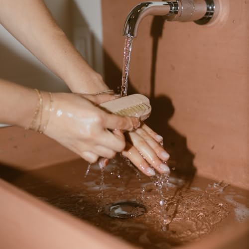Watermans MoisturiseMe¢ç softens and conditions hands and skin, Hand cream with Allantoin, Cupuacu butter, Shea butter, Almond Oil and Cocoa butter great for sore cracked working hands. UK made