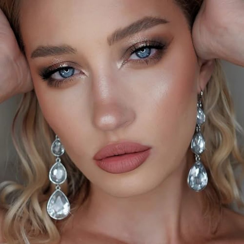 Beauty Bakerie Cosmetics Highly Pigmented Eye Shadow Makeup Palette, Sparkly/Glitter/Shimmer/Metallic/Matte Eyeshadow Look, Vegan, Cruelty-Free, Paraben-Free, 9 Shades, The Chosen Bun
