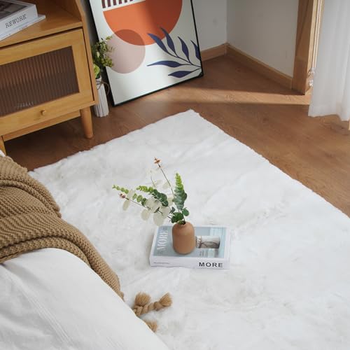 Latepis 5' x 7' White Faux Fur Rug Washable Fluffy Shag Rug for Living Room Bedroom Nursery