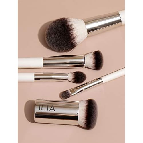 ILIA - Blending Brush | Eyeshadow + Highlighter Brush Made with FSC Certified Wood, Aluminum, + Soft, Vegan Bristles | Expertly Crafted | Non-Toxic, Vegan, Cruelty-Free, Recyclable