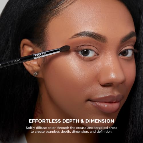 Small Tapered Eyeshadow Blending Brush for Precise Eye Makeup & Contouring