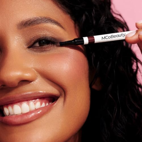 MCoBeauty - Dual-Ended Pro Eyeliner - Rich Brown - Pencil with Built-In Angled Brush - Creamy Crayon for Precision, Smudging and Blending - Eyeliner Tool