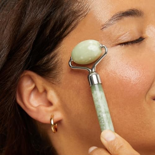 LUMITY Jade Roller. Luxurious Jade Roller - a skincare essential. Designed to aid lymphatic drainage, reduce puffiness and release tension in facial muscles