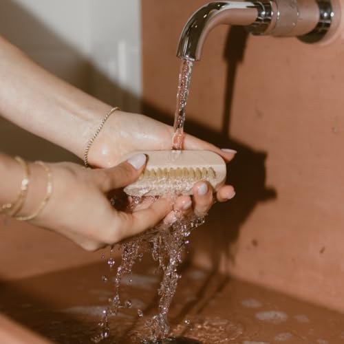 Watermans MoisturiseMe¢ç softens and conditions hands and skin, Hand cream with Allantoin, Cupuacu butter, Shea butter, Almond Oil and Cocoa butter great for sore cracked working hands. UK made