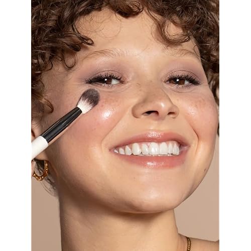 ILIA - Blending Brush | Eyeshadow + Highlighter Brush Made with FSC Certified Wood, Aluminum, + Soft, Vegan Bristles | Expertly Crafted | Non-Toxic, Vegan, Cruelty-Free, Recyclable