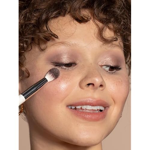 ILIA - Blending Brush | Eyeshadow + Highlighter Brush Made with FSC Certified Wood, Aluminum, + Soft, Vegan Bristles | Expertly Crafted | Non-Toxic, Vegan, Cruelty-Free, Recyclable