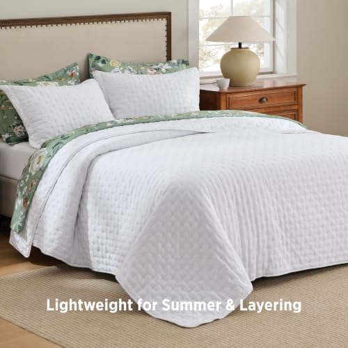 California King Quilt Bright White Clover Pattern Lightweight Bedspread - All-Season Coverlet, Ultra Soft, 111x106 Inches - Variation 01