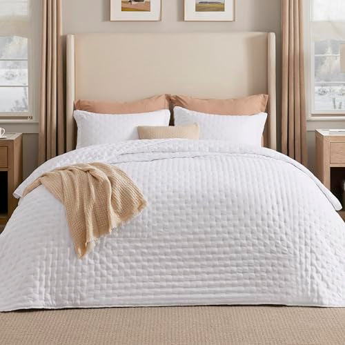 California King Quilt Bright White Clover Pattern Lightweight Bedspread - All-Season Coverlet, Ultra Soft, 111x106 Inches - Variation 01