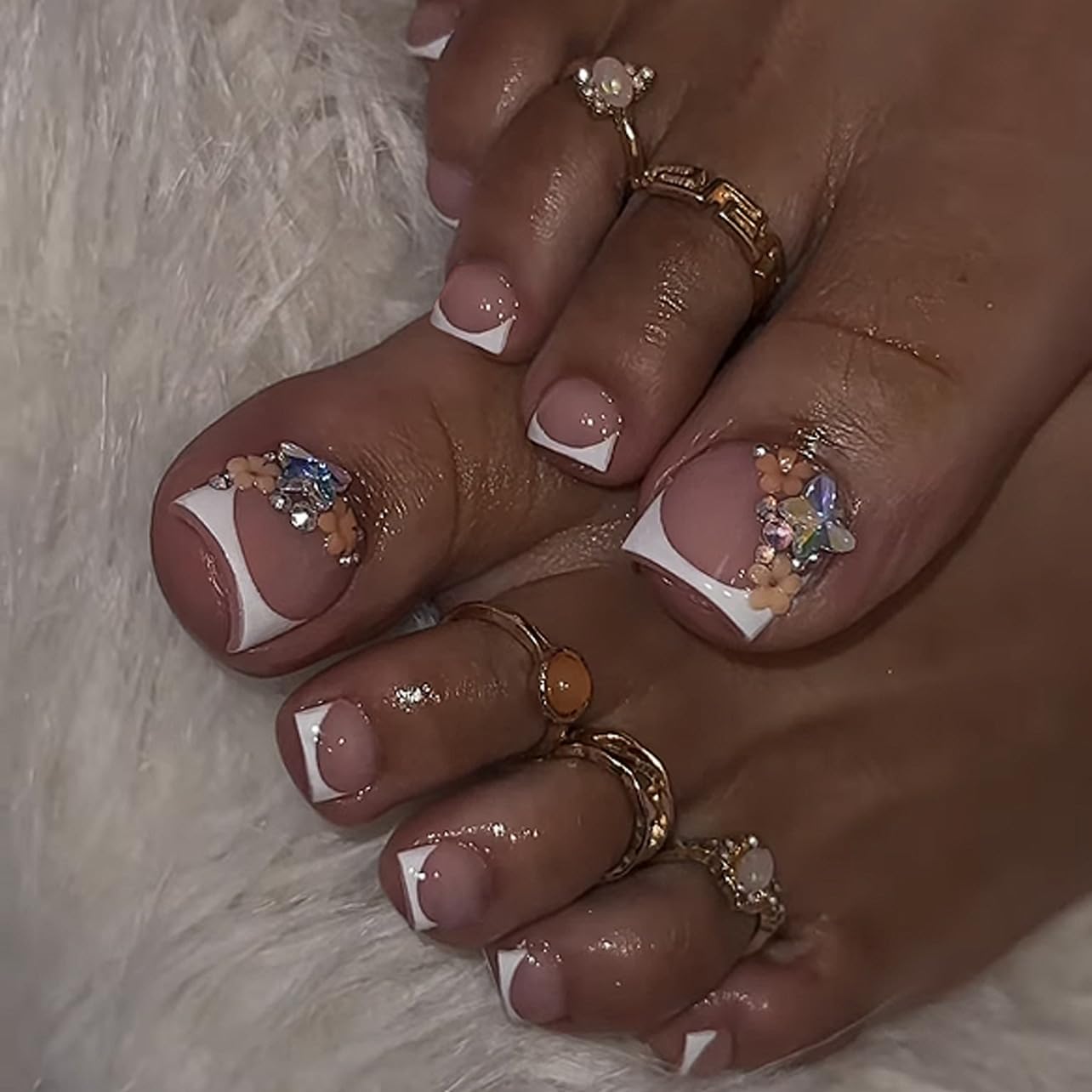 French Tip Press on Toenails Short Square Fake Toenails with 3D Flower Charms Rhinestone Nude Pink Acrylic Toe Nail Tips Summer Toe Press on Nails Seamless Fit Toe Nails Glue on Nails for Women 24PCS