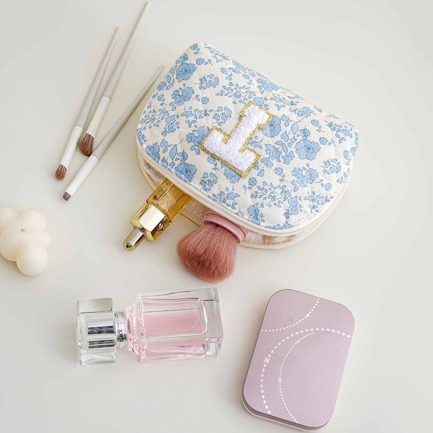 JOVAKIT Conch Alphabet Makeup Bag Cosmetic Bag for Women, Christmas Gifts for Women Girls, Blue Floral Coquette Travel Bag, Zipper Make Up Pouch Organizer Trendy Stuff (Blue Floral T)