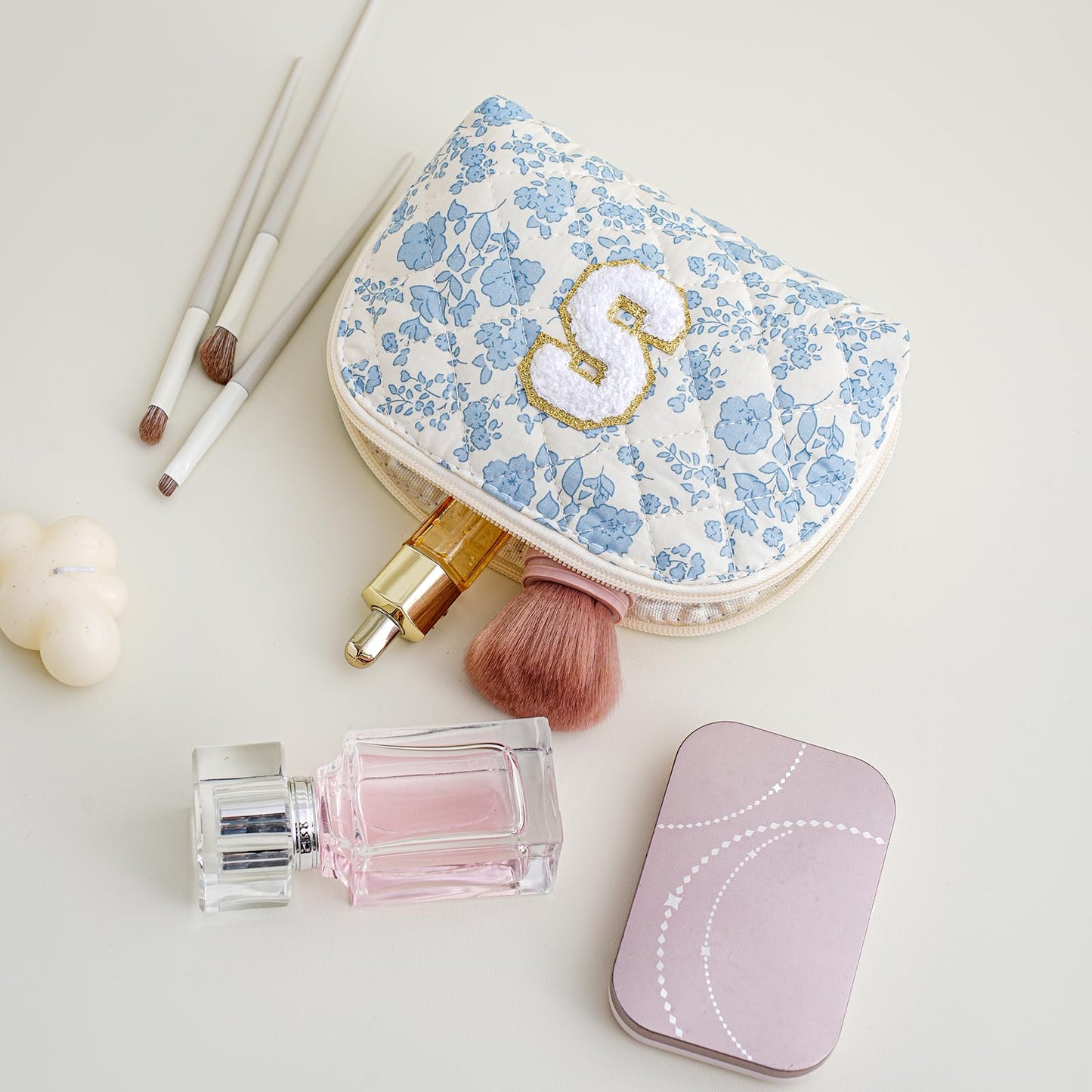 JOVAKIT Conch Alphabet Makeup Bag Cosmetic Bag for Women, Christmas Gifts for Women Girls, Blue Floral Coquette Travel Bag, Zipper Make Up Pouch Organizer Trendy Stuff (Blue Floral S)