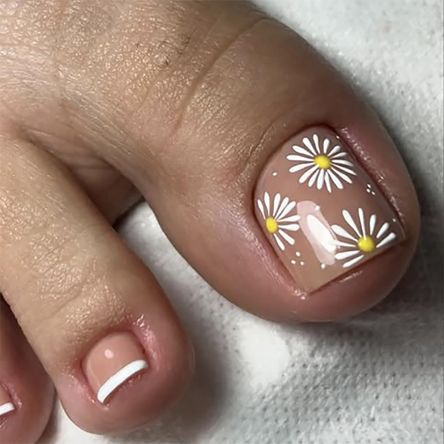 24Pcs White French Tip Press on Toenails Short Square Fake Toe Nails with Daisy Designs Spring Acrylic Nails Glue on Nails Summer Flower False Toenails Full Cover Stick on Nails for Women Nail Supply