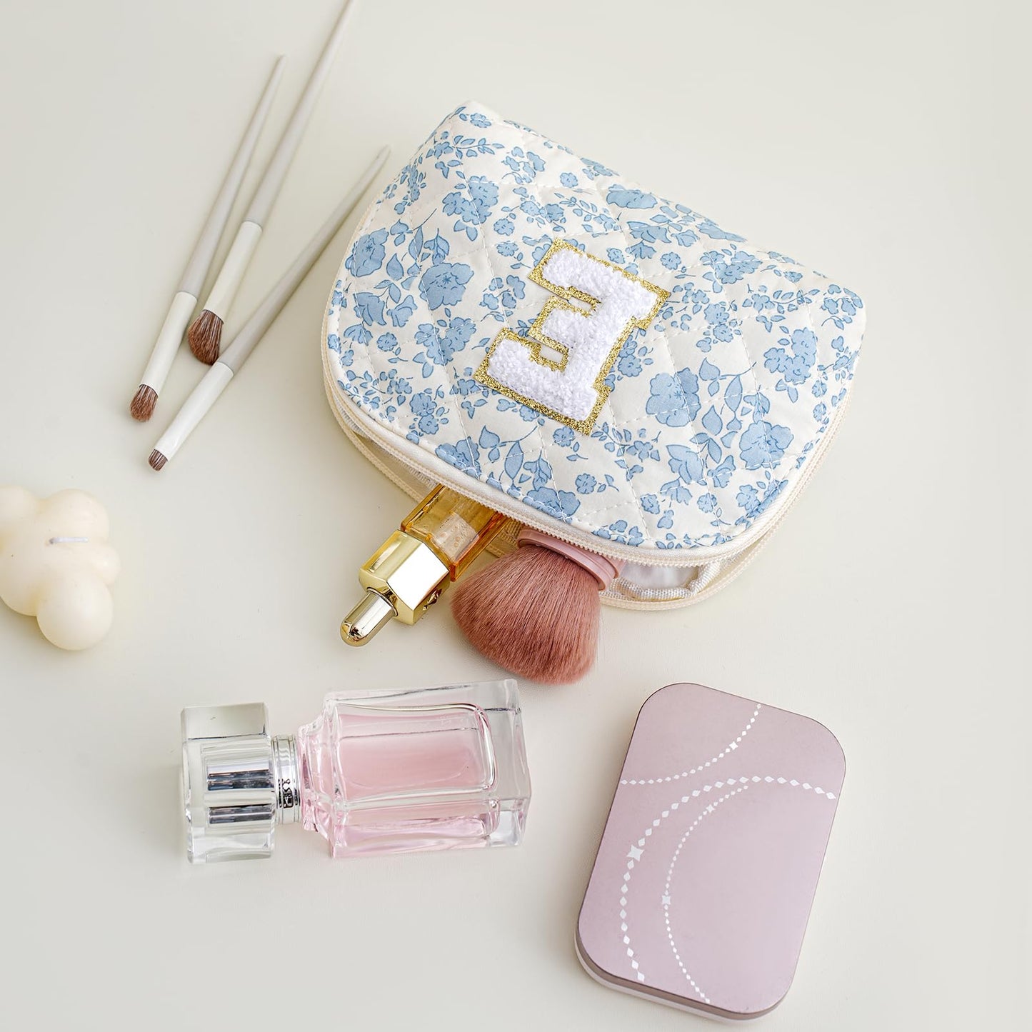 JOVAKIT Conch Alphabet Makeup Bag Cosmetic Bag for Women, Christmas Gifts for Women Girls, Blue Floral Coquette Travel Bag, Zipper Make Up Pouch Organizer Trendy Stuff (Blue Floral E)